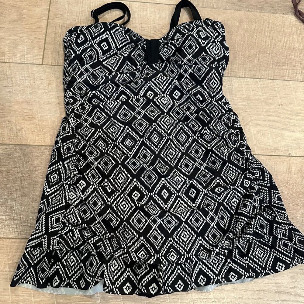 SWEET ESCAPES FULL COVERAGE WOMENS BLACK AND WHITE SWIM SUIT ONE PIECE SIZE 6